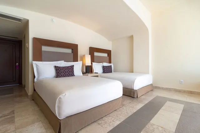 غرفة ديلوكس بسريرين بإطلالة جزئية على البحر، Camino Real Acapulco Diamante 1/4