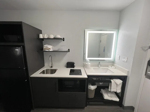 غرفة قياسية بسرير كوين بمطبخ صغير، Studio6 Altoona, IA - Des Moines East 10/10