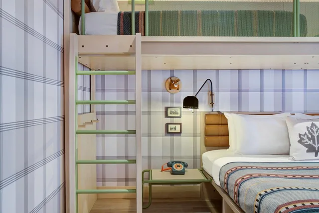 غرفة بسرير كينج وسرير بطابقين، Moxy Banff 5/6