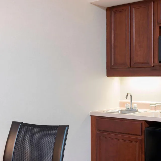 جناح بسرير كينج مع أريكة بحوض استحمام لذوي الإعاقة، Springhill Suites Chicago Ohare By Marriott 4/4