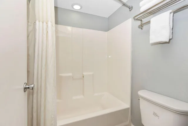 جناح ديلوكس بسرير كينج، Grove City Travel Inn Columbus South 5/7