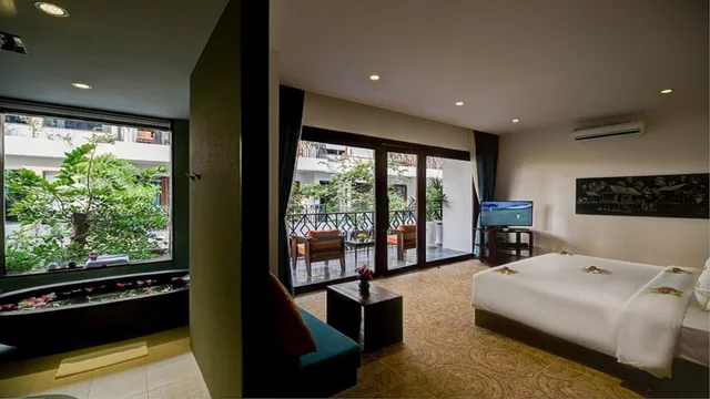 غرفة بريميير بسرير كينج بإطلالة على المسبح، GOLDEN TEMPLE RETREAT 2/3