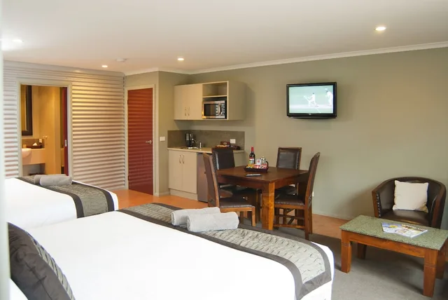 Spa, Deluxe, 2 King Beds, Kitchenette، Bairnsdale Motel 1/4