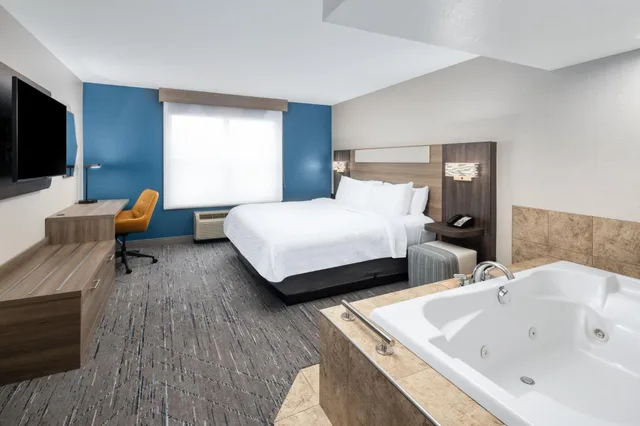 غرفة بسرير كينج بحوض جاكوزي، Holiday Inn Express Hotel And Suites Green Bay East 9/10