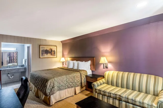 غرفة بسرير كينج للمدخنين، Rodeway Inn Arlington Entertainment District Area 2/3
