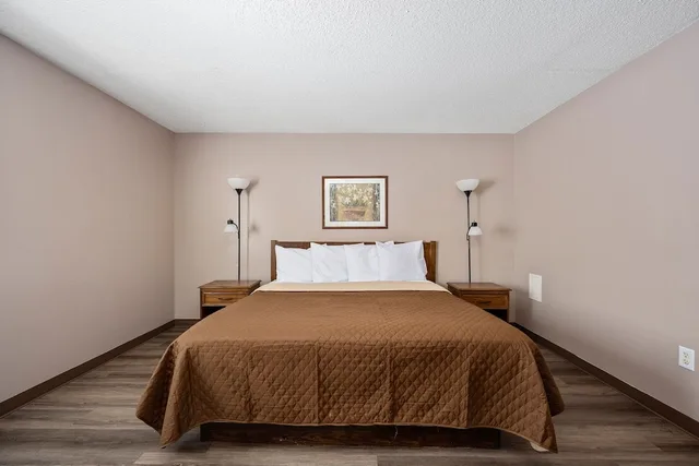 Suite, King Bed, Affordable Suites 2/5
