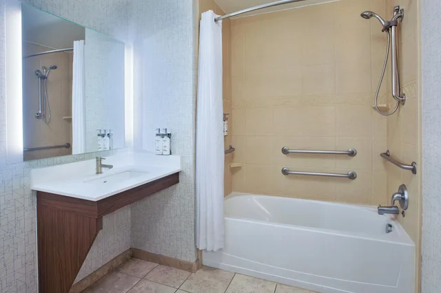 Suite, Multiple Beds, Accessible، Holiday Inn Express Hotel Suites Auburn Hills 2/3