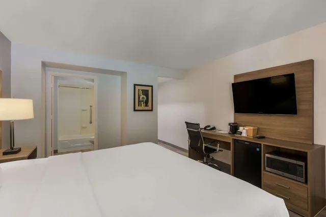 غرفة بسرير كوين بحوض استحمام لذوي الإعاقة، Baymont Inn & Suites by Wyndham Tempe University/Phoenix 3/4