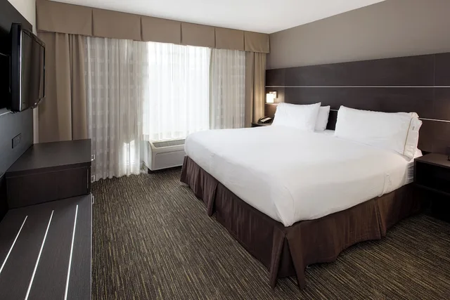 Standard, King Bed, Accessible, Holiday Inn Express And Suites East Wichita I 35 Andover 1/3