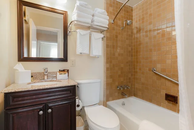 غرفة قياسية كبيرة بسرير كينج مع أريكة، Best Western Plus Santa Barbara 5/6