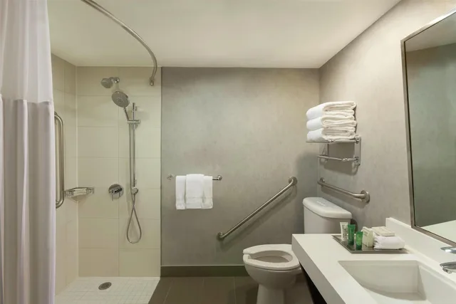 Room, 2 Double Beds, Accessible, Hilton Toronto Airport Hotel & Suites 4/4
