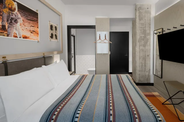 غرفة قياسية بسرير كوين لذوي الإعاقة، Moxy Houston Downtown 4/5