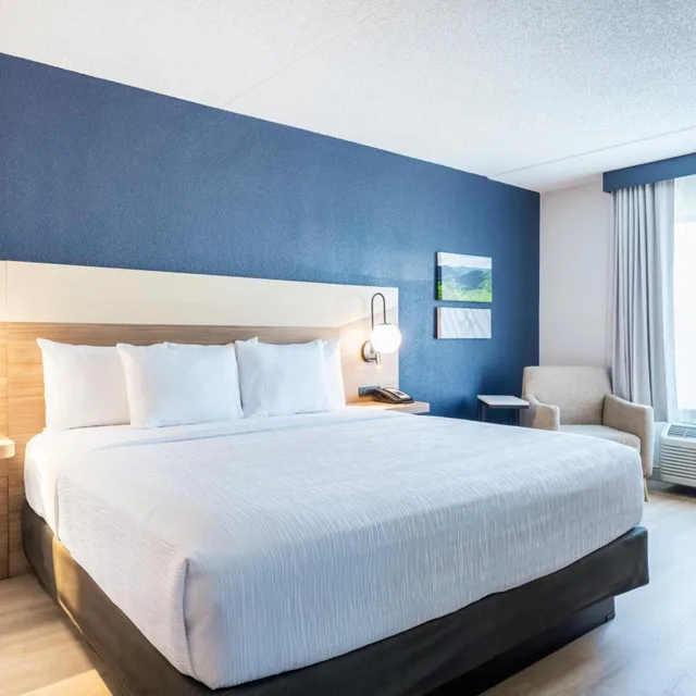 غرفة قياسية بسرير كينج، La Quinta Inn & Suites by Wyndham Danbury 2/10