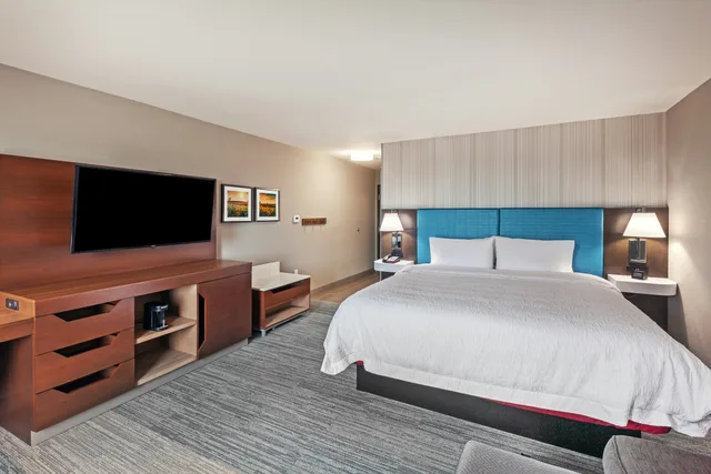 Room, King Bed, Hampton Inn Gardner Conference Center 1/3