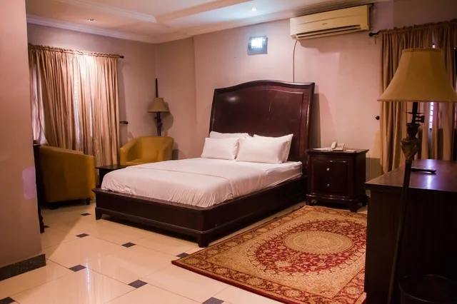 Executive, Suite, King Bed, Tivoli Residence & Bar 4/10