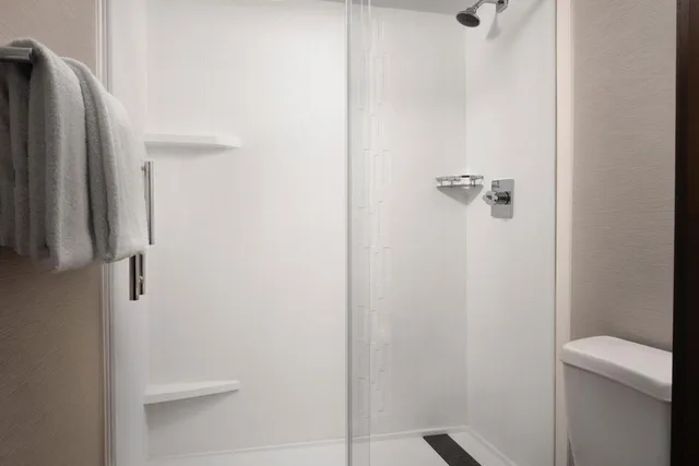 غرفة بسرير كوين بحوض استحمام لذوي الإعاقة، Courtyard Los Angeles Century City Beverly Hills 10/10