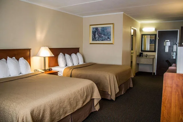 Room, 2 Queen Beds, Rodeway Inn & Suites Youngstown 1/2