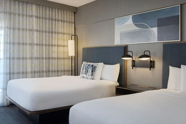 جناح بسريرين كوين بغرفة نوم واحدة مع أريكة، Courtyard By Marriott Santa Fe 2/6