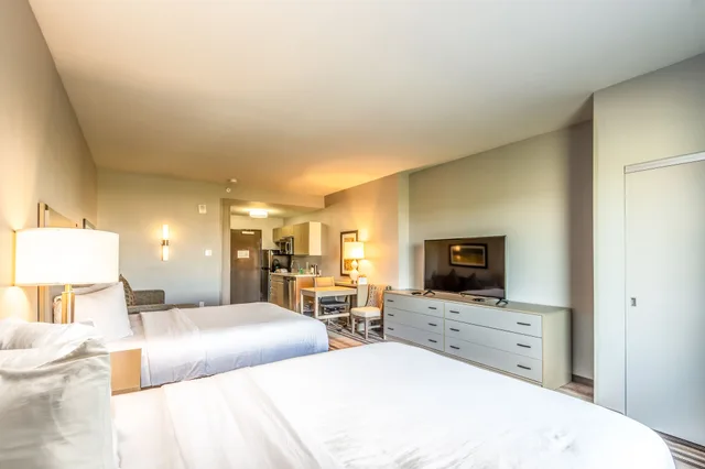 جناح بسريرين كوين بمطبخ صغير، Hawthorn Suites by Wyndham Loveland 1/7