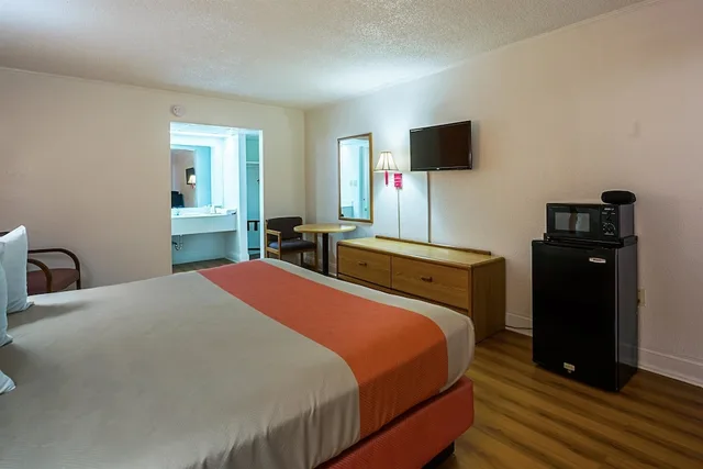 غرفة قياسية بسرير كينج للمدخنين، Motel6 Perry, GA 9/10