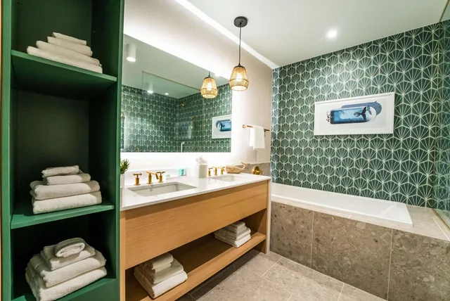 غرفة بسرير كينج بشرفة مع أريكة بمطبخ، Embassy Suites By Hilton Orlando Sunset Walk 7/10