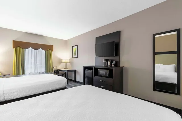 غرفة قياسية بسريرين كوين، Best Western Plus Des Moines West Inn & Suites 2/8
