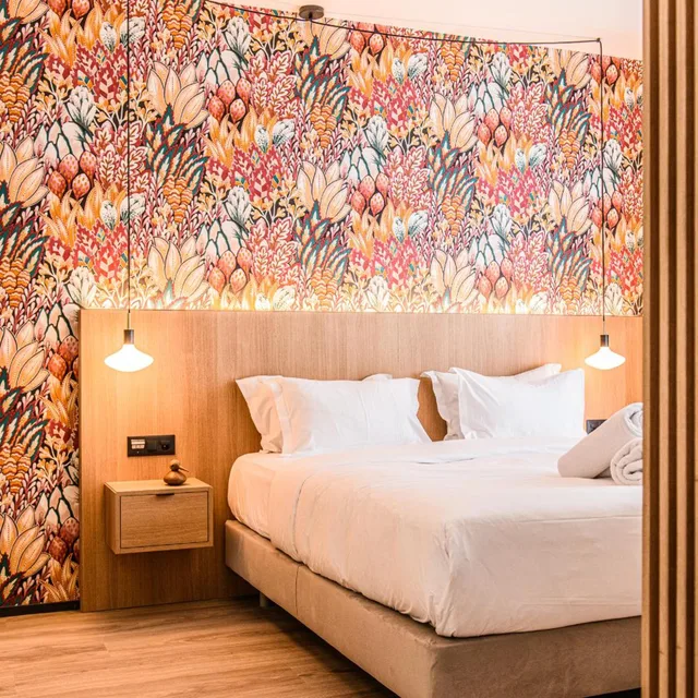 جناح جونيور، Afterwork Hotel 6/10