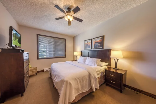 جناح بريميوم بسرير كوين بغرفة نوم واحدة مع أريكة، Bighorn Meadows Resort 2/4