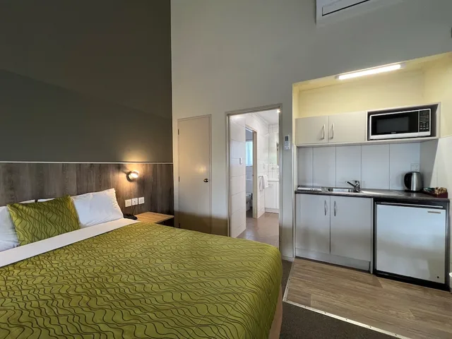 Spa, Family, 2 Queen Beds, Airport Manor Inn 4/10