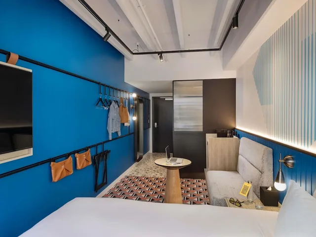 Tribe Extra, Queen Bed, City View، TRIBE Auckland 1/5