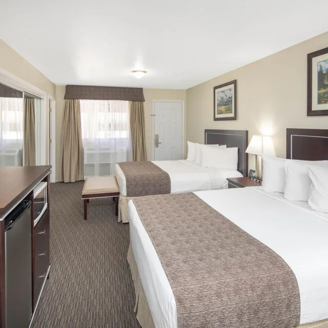 غرفة بسرير كينج وسرير كوين في الطابق الأرضي، Travelodge by Wyndham Golden Sportsman Lodge 7/15