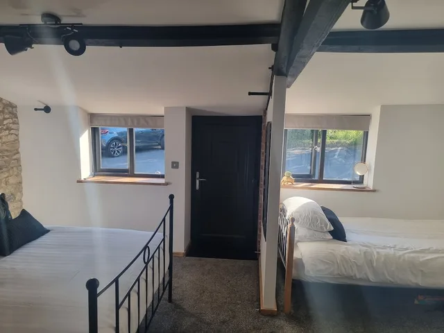 جناح كومفورت بسرير كينج وسريرين منفصلين بإطلالة على الفناء، Monkton Court Hotel 1/2