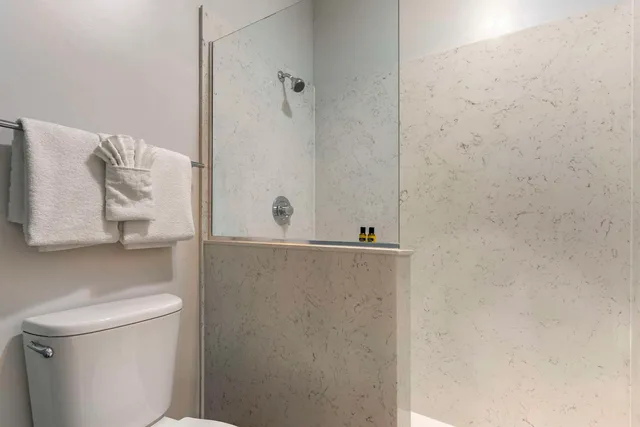 غرفة بسرير كينج مع أريكة، Best Western Plus All Suites Inn 4/4