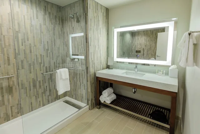 غرفة بسرير كينج مع أريكة لذوي الإعاقة، Courtyard By Marriott Lake Jackson 5/6