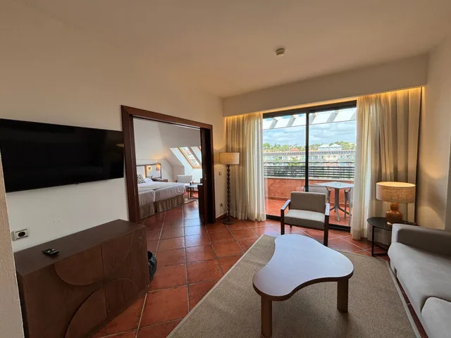 جناح جونيور، Puerto Antilla Grand Hotel 1/2