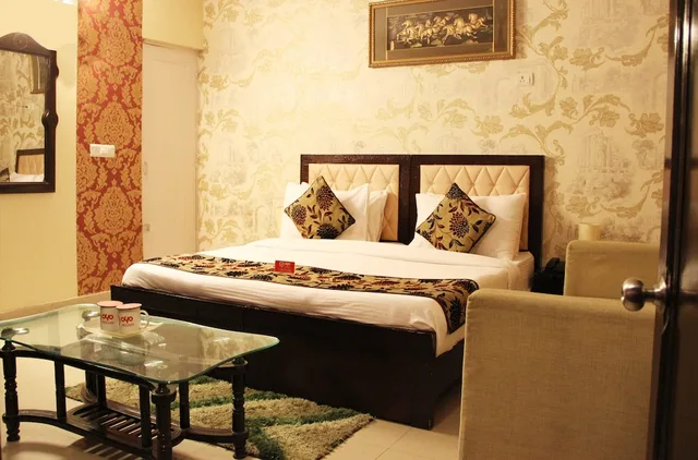 غرفة بسرير مزدوج أو سريرين منفصلين، Oyo 2407 Hotel Gera's M1 2/5