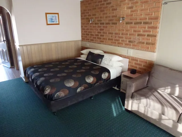 غرفة بسرير كوين وسرير فردي، Colonial Motor Inn Bairnsdale 1/4