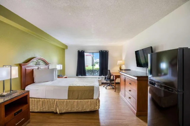 غرفة بسرير مزدوج بمطبخ صغير، OYO Hotel Orlando Airport 1/2
