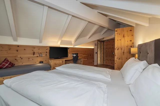 Mountain Roof, 1 King and 1 Single Beds، Hotel Palace Ravelli 2/3