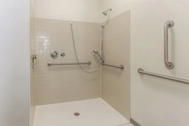 استوديو بسرير كوين لذوي الإعاقة، Candlewood Suites Davenport 1/1