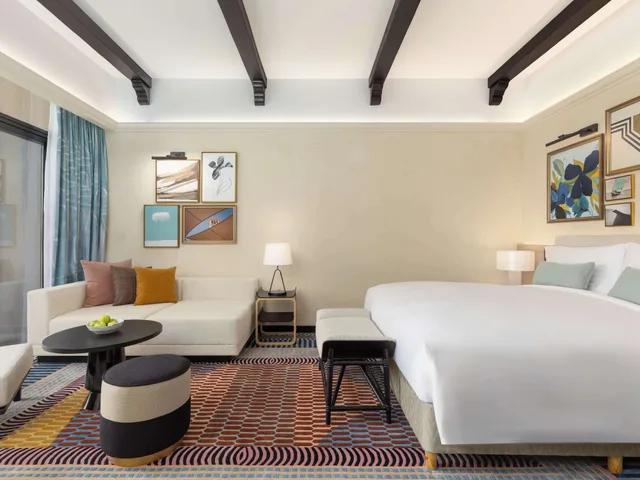 غرفة سوبيريور بسرير كينج بإطلالة على الحديقة، Sofitel Ras Al Khaimah Al Hamra Beach Resort 1/7
