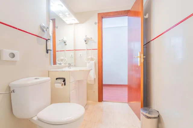 غرفة ثلاثية، Nayade hotel 8/10