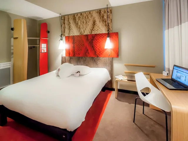 Standard, Double Bed, Ibis Quimper 1/9