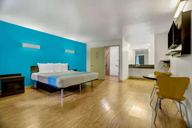 1 King Bed - Mobility Accessible Tub, Nsmk، Motel6 Anderson, CA - Redding Airport 8/10