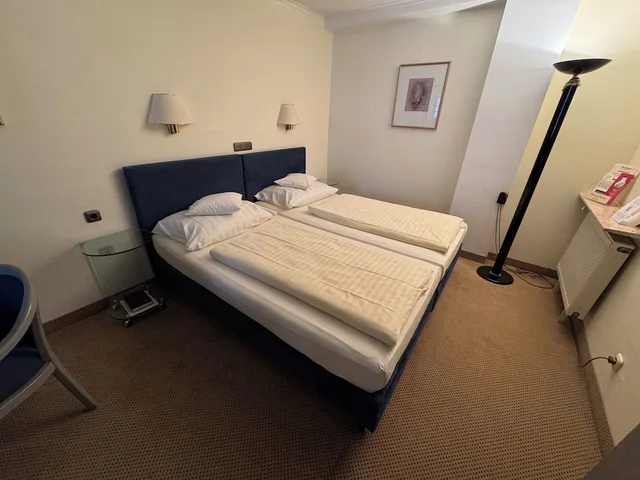 جناح جونيور بسرير كوين، Viktoria Hotel Cologne 4/6
