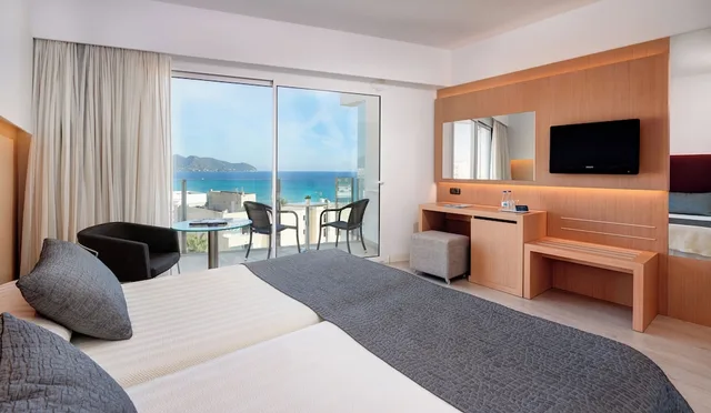 غرفة بسريرين منفصلين بشرفة بإطلالة جزئية على البحر، CM Playa del Moro Hotel (ex Sentido) 2/5