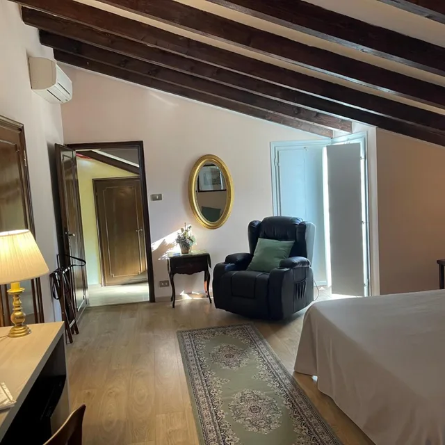جناح بسرير كوين بجاكوزي، Hotel Roma 1/2