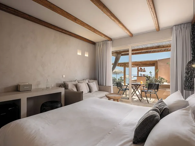 غرفة سوبيريور بسرير كينج بإطلالة على البحر مع أريكة في الطابق الأرضي، The Theodore Boutique Hotel 2/10