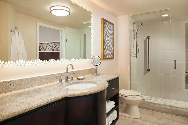 جناح بسرير كوين بغرفة نوم واحدة مع أريكة لذوي الإعاقة، Hilton Grand Vacations Club McAlpin Ocean Plaza Miami 3/3