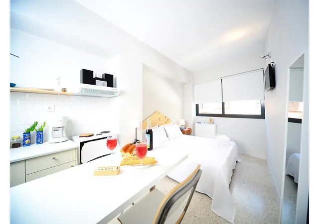 غرفة بسرير مزدوج بمطبخ صغير، Live In Athens Short Stay Apartments 2/2